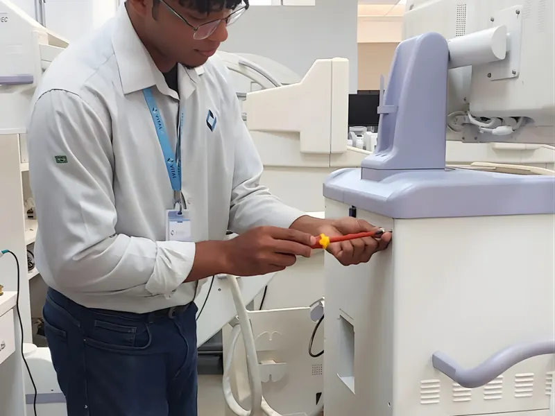 Técnico da Vital C faz a manutenção de um equipamento de imagem
